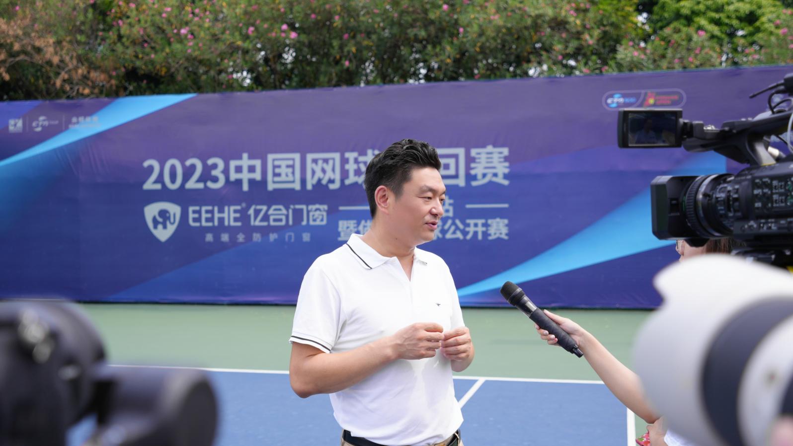 亿合门窗董事长曾奎正在接受采访 亿合门窗董事长曾奎正在接受采访