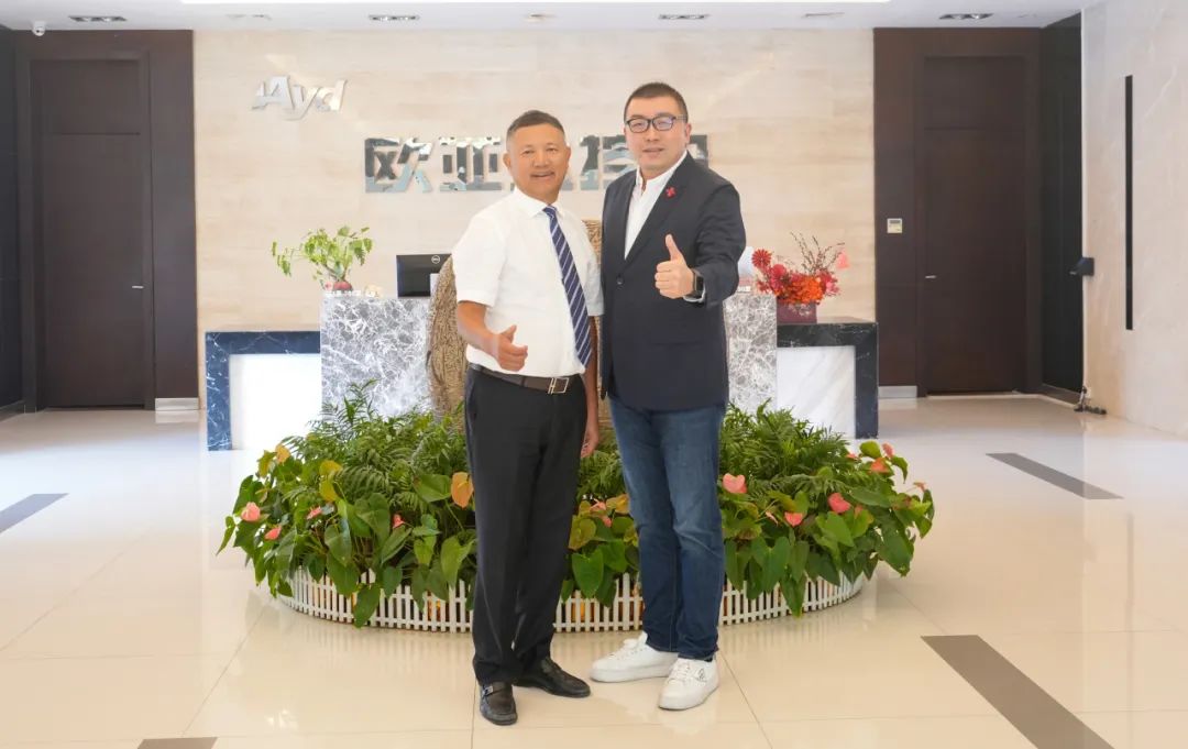 左:欧亚达集团董事长徐良喜 右:亿合门窗副董事长吴永康 左:欧亚达集团董事长徐良喜 右:亿合门窗副董事长吴永康