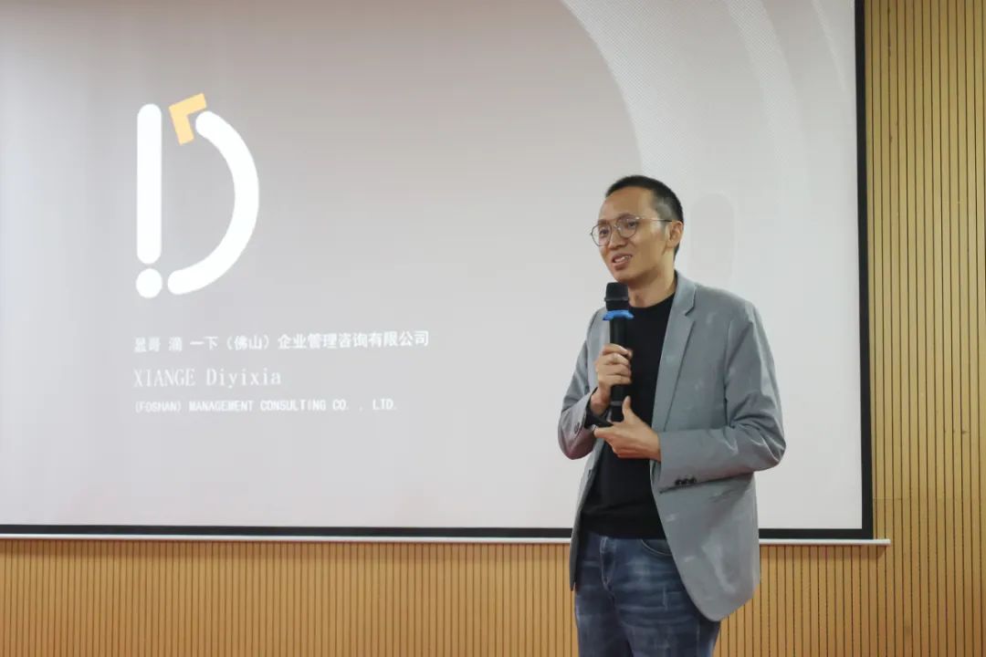 中国建筑材料流通协会副会长陈勤显 中国建筑材料流通协会副会长陈勤显