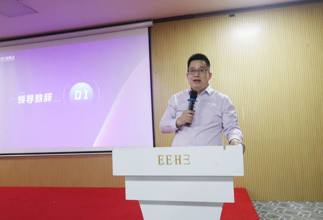 广东省门窗协会秘书长管琪林·主持会议 广东省门窗协会秘书长管琪林·主持会议
