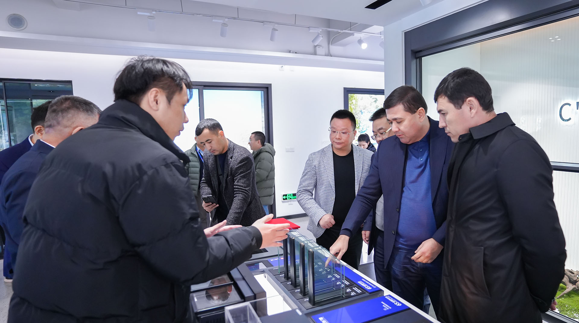 乌兹别克斯坦吉扎克州副州长努尔马托夫先生一行 参观亿合展厅 乌兹别克斯坦吉扎克州副州长努尔马托夫先生一行 参观亿合展厅